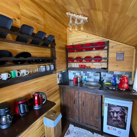 Jakuzili Hobbit House, Essiz Gol Manzarali